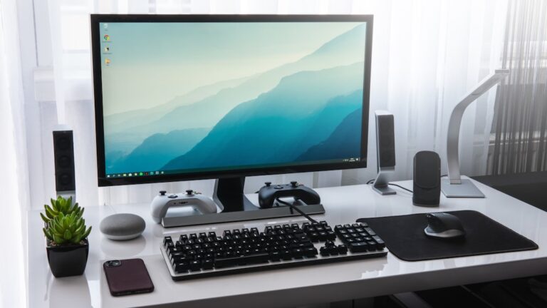 오래된 데스크톱 PC와 모니터