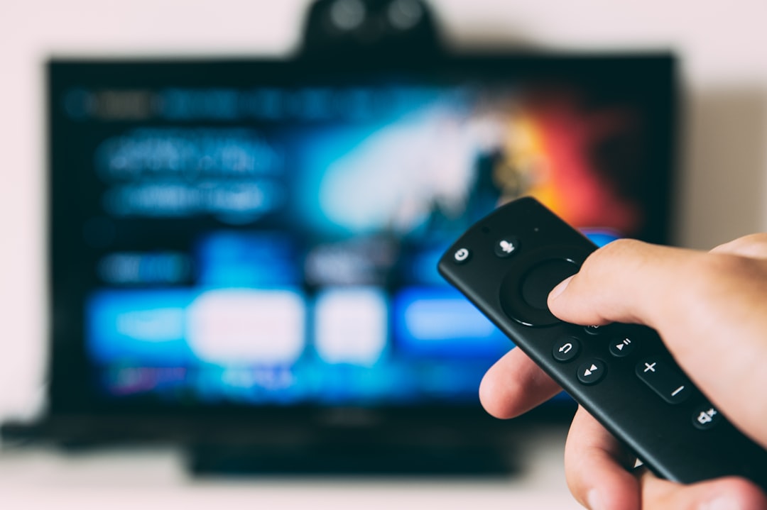 TV 리모컨을 든 손
