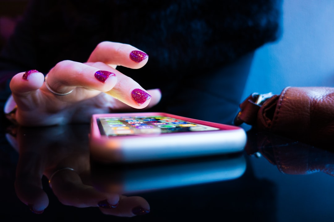 스마트폰 앱 화면을 확인하는 손