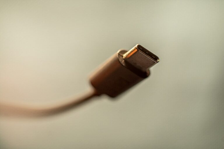 USB-C 케이블을 노트북에 연결하는 모습