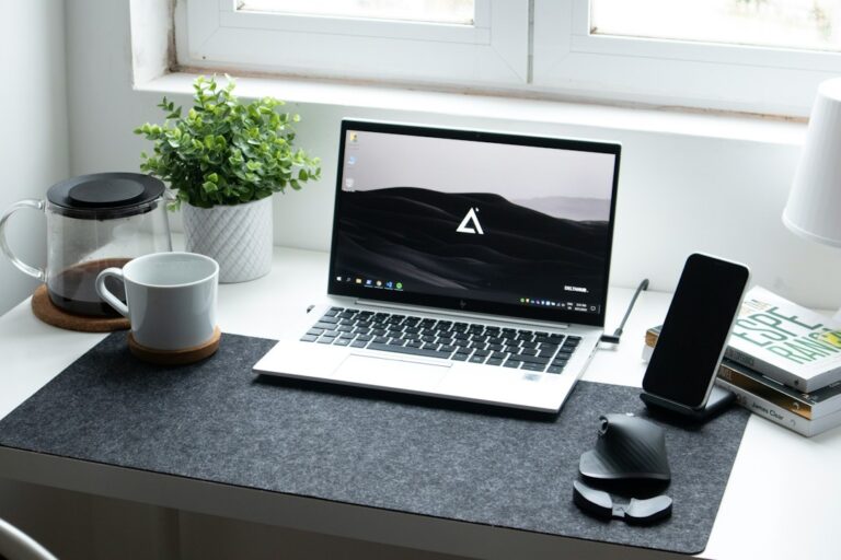 책상 위 노트북과 USB-C 충전기